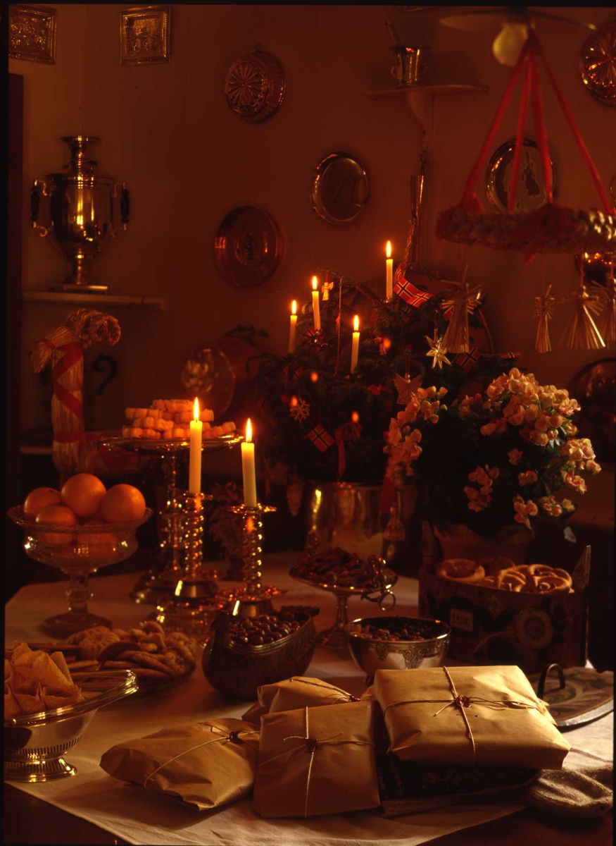 1995:Til bords med BB, gave, nøttter, tine, flagg, stearinlys, kaker,