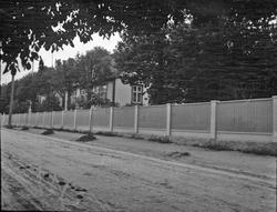 Hus, vei, gjerde, sted ukjent,