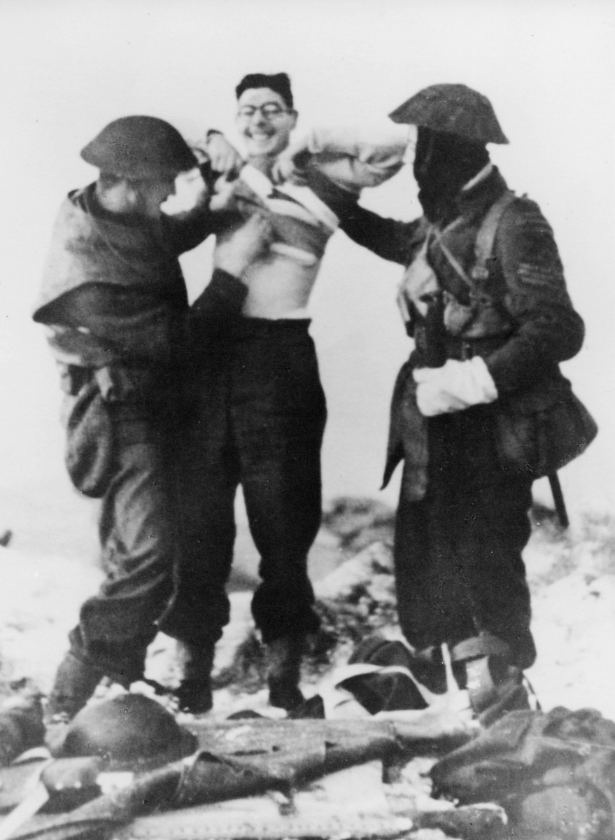 krigen, 2. verdenskrig, Måløyraidet 27. desember 1941, soldater, tre menn, førstehjelp, forbinding