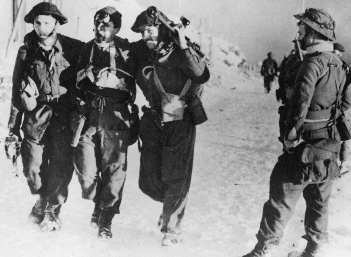 krigen, 2. verdenskrig, Måløyraidet 27. desember 1941, soldater på land, tre av går sammen