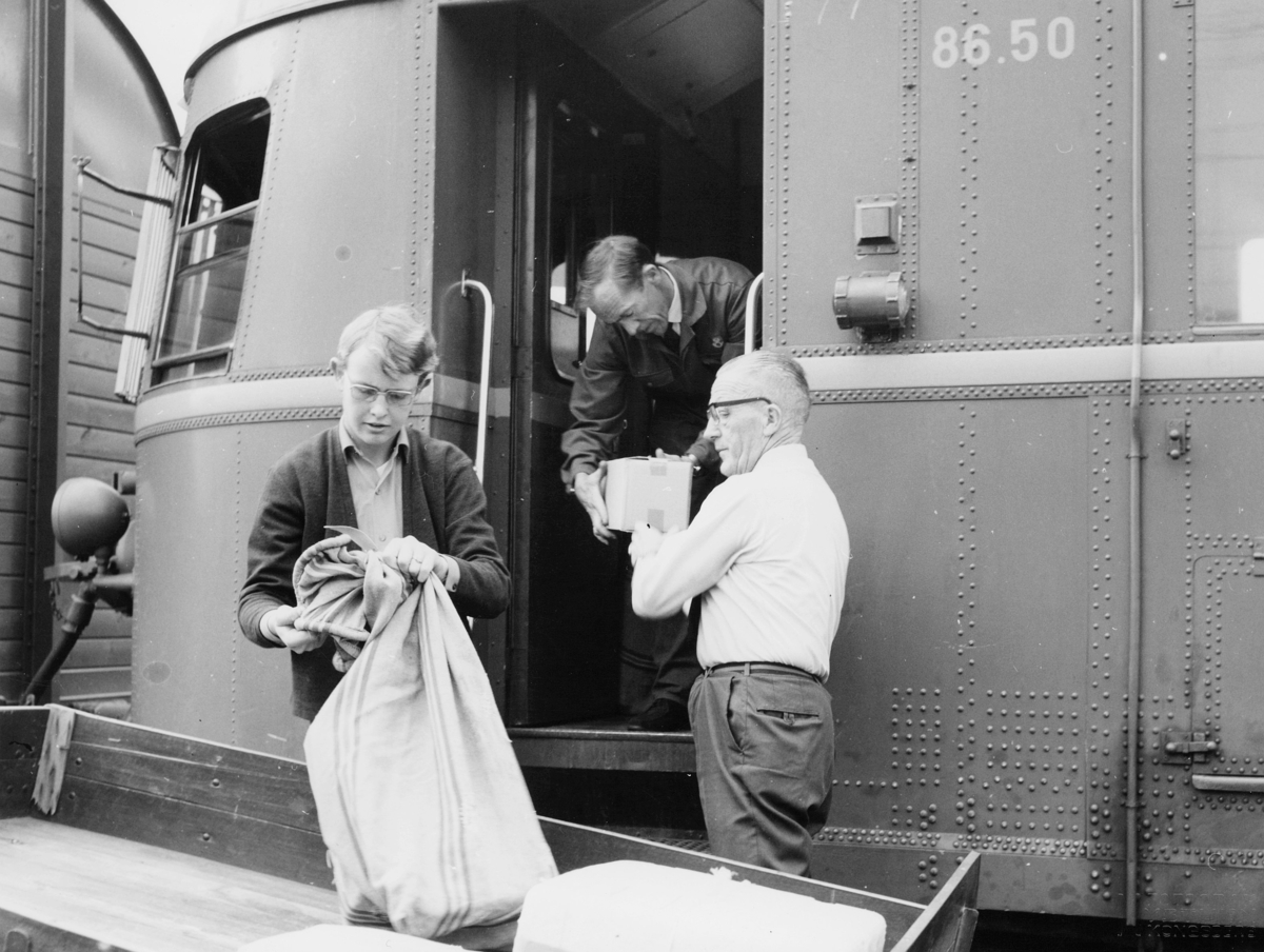 transport, tog, eksteriør, Kongsberg-Rødberg, postsekk, pakke, tre menn
