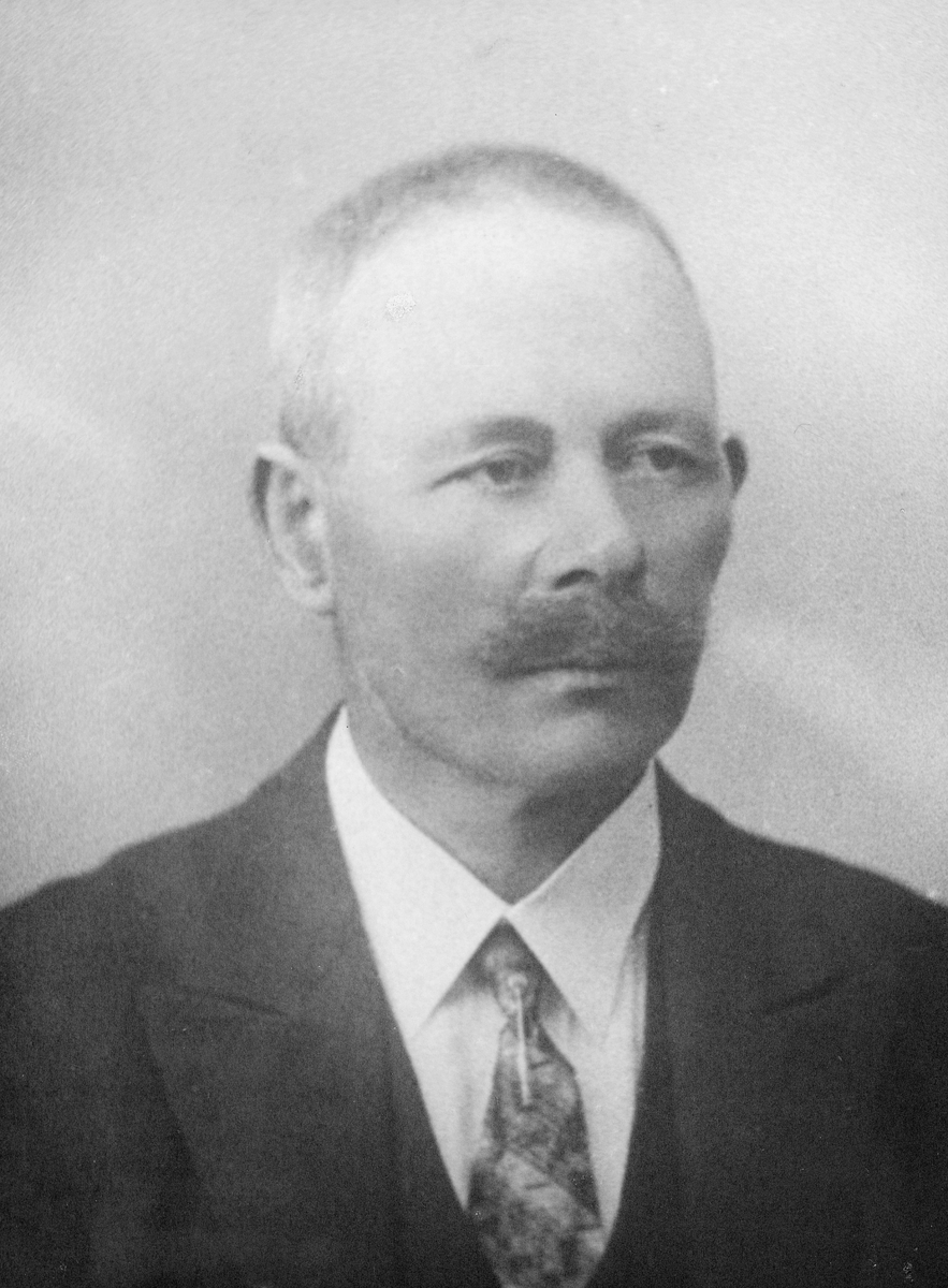 portrett, mann, postmester Olav Johan Monsson