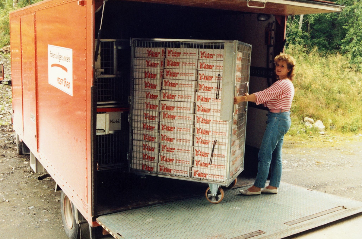 uniform, pakking av Postens profilklær, triller en full container inn i lastebilen