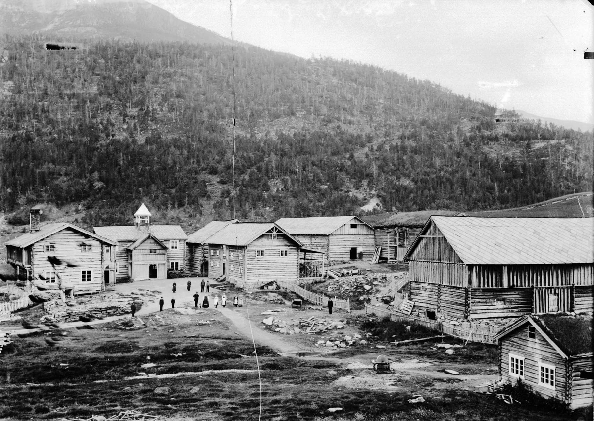 Gården Graffer, Vårdalen 07.07.1906. Kort : Lom, gården Graffer. Bolighus, driftsbygninger, personer