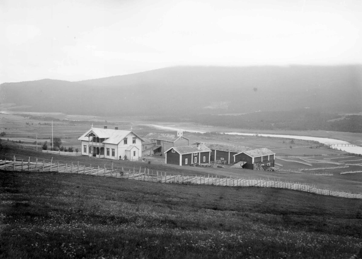 Kort: Lesja 18.06.1908. Lensmann Alfstads gård  Hovauk Konv: Lensmann Alfstads gård. Bolighus, uthus, skigard, hesjer, elv.