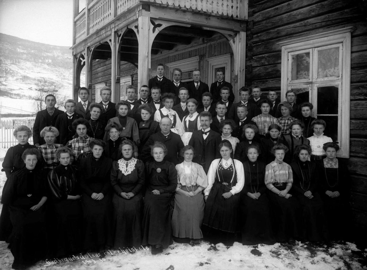 Kort : Gudbradsdalens Folkehøyskole  1909-10. Konv : Gudbrandsdalens Folkehøyskolen  8/11-09