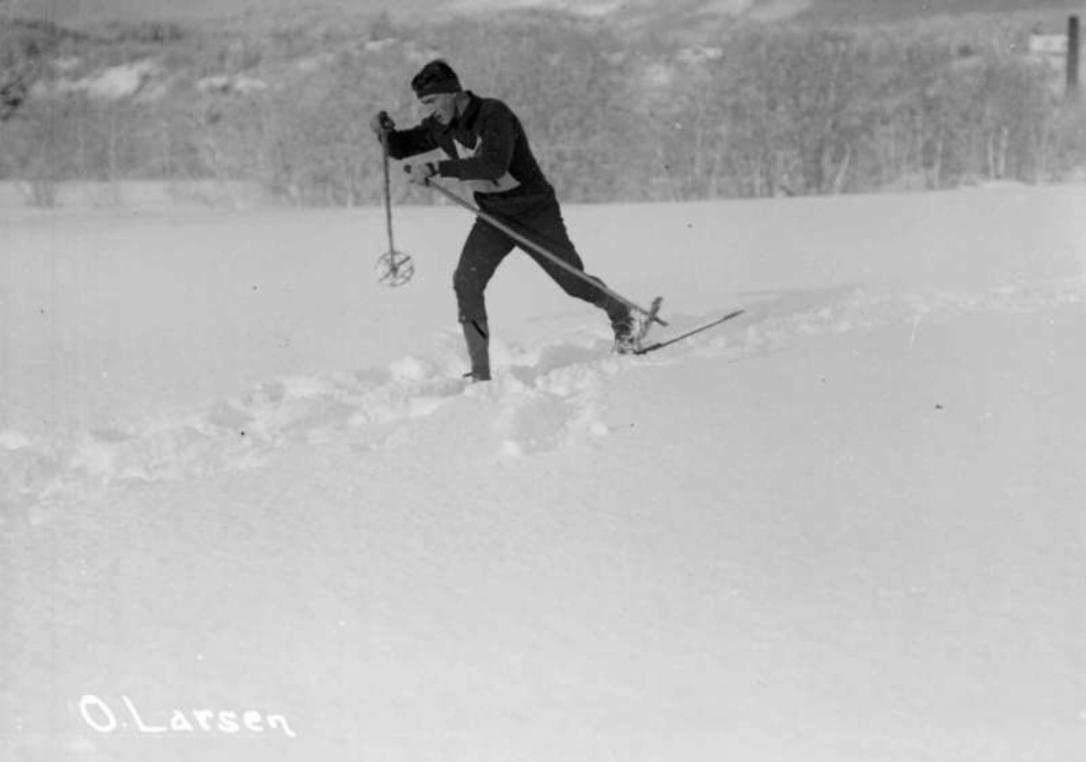 Ringeburennet 1928. 30 km. O. Larsen i sporet.