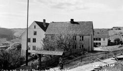 Gausdal. Wålen gård og pensjonat. Hvitmalte bygninger. Porta