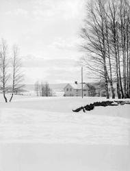 Vinterbilde på Skjellerudjordet, gården Skjellerud.