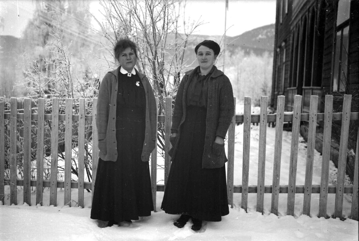 To kvinner utenfor Tromsa Hotel på Fåvang, Ingeborg Øfsteng og sykesøster Henny