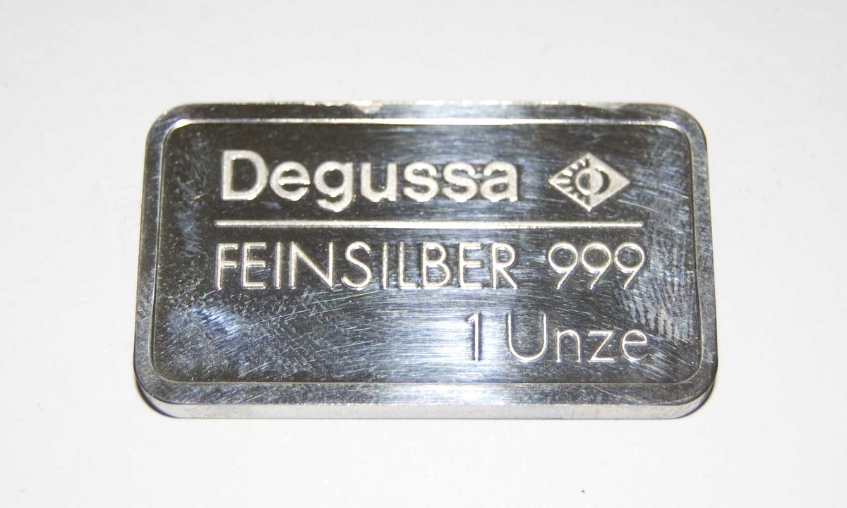 Sølvfarget medalje med motiv av "Internationale Congress Centrum Berlin". Det følger med en blå eske til medaljen.