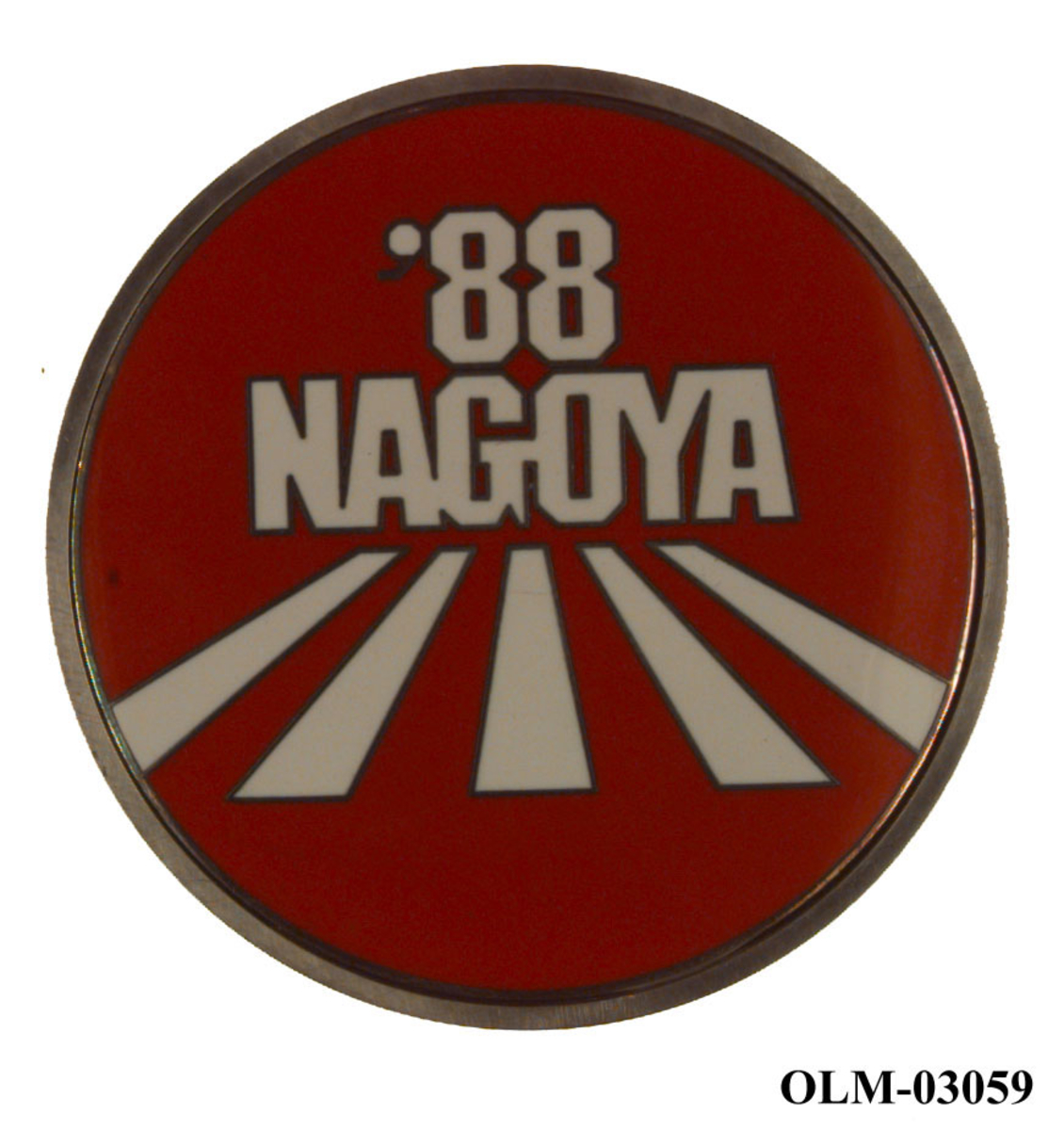 Rød, hvit og sølvfarget medalje med motiv av et type slott i Nagoya.


