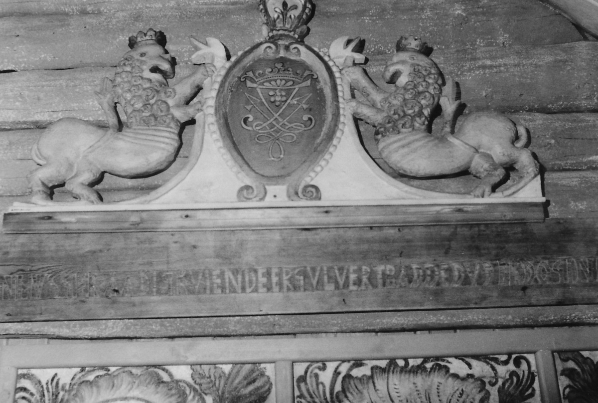 Våpenskjold m. Fredrik 4.'s dobeltmonogram.; 1 kronet løve på hver side.