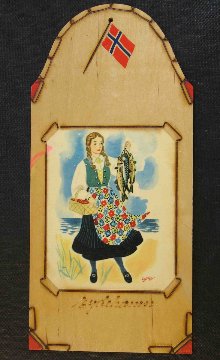 Jente, kledd i bunadliknende drakt, holder opp et knippe med fisk i venstre hand, og en kurv med bær i høyre hånd. Flagg malt på øverst, under festeøyet. 