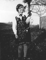 Helene i bunad, m/dokke også i bunadklær.