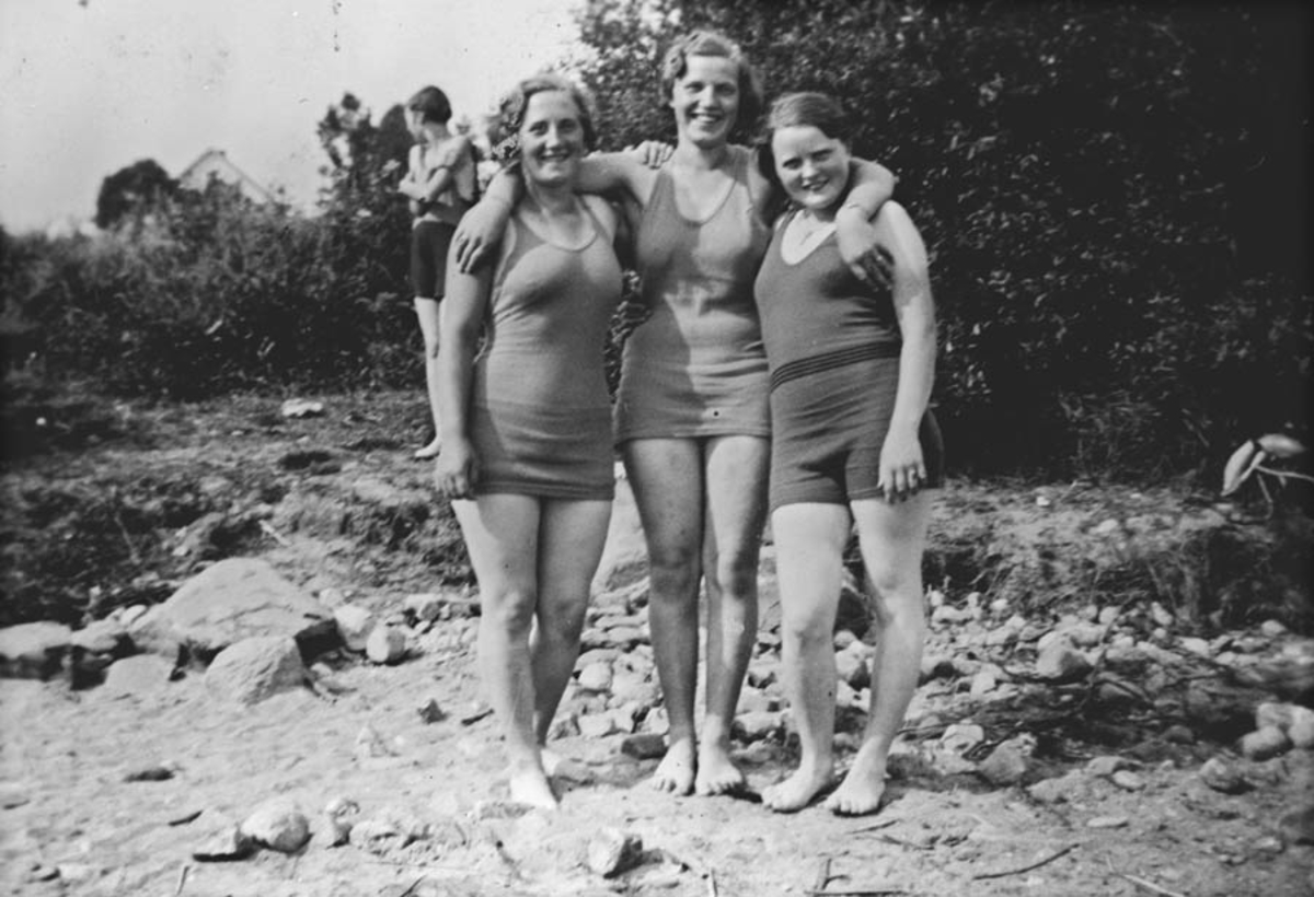 Tre glade jenter som bader i Årungen i  ca. 1933