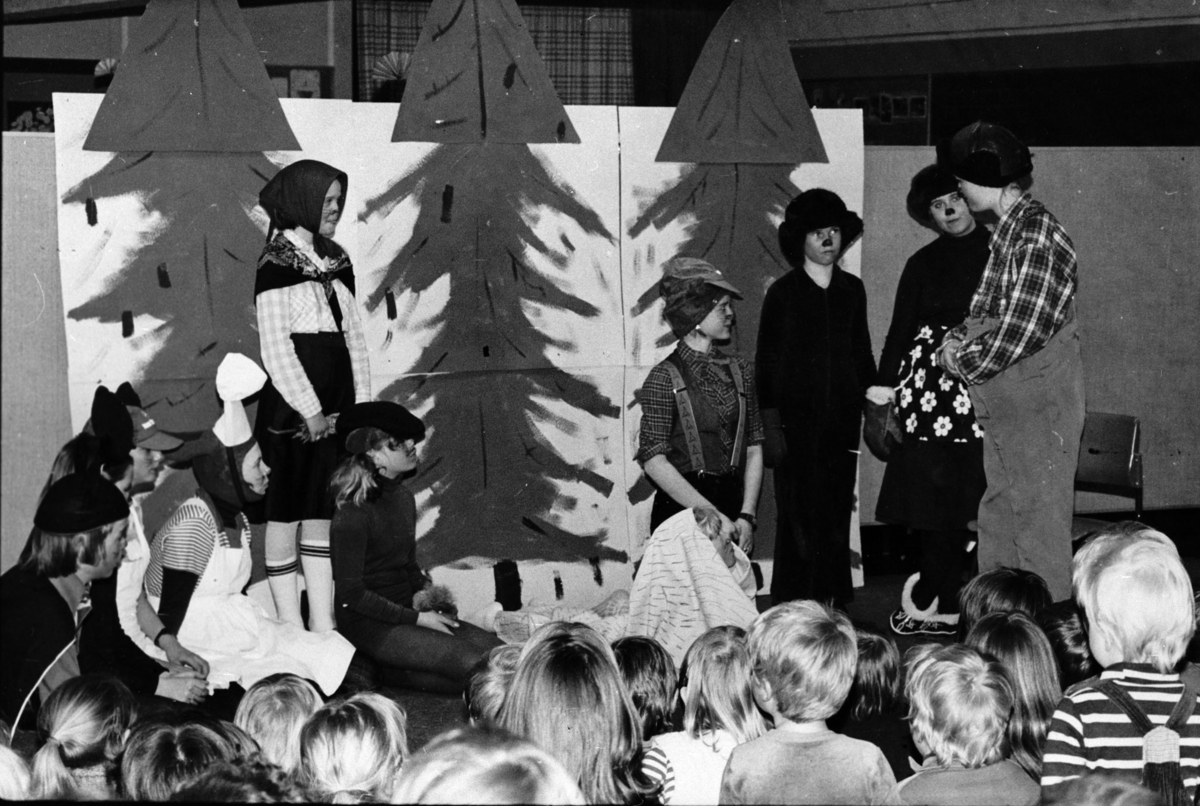 Elever ved en av Lørenskogs skoler spiller teater.