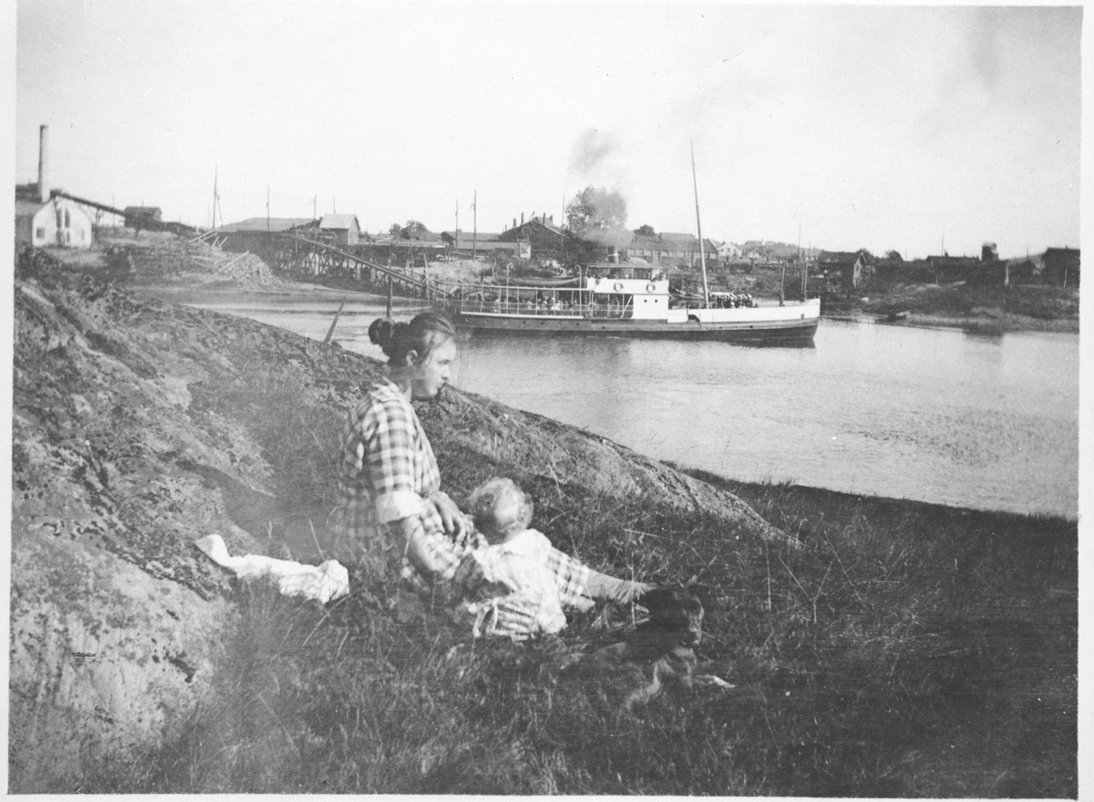 Oversiktsbilde fra Rudsberget Rælingen mot Lillestrøm
dampskipet Strømmen
dampsag og høvleri
I forgrunnen mor og barn.
