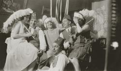 En gruppe mennesker i festlig lag med hatter og blonde parap