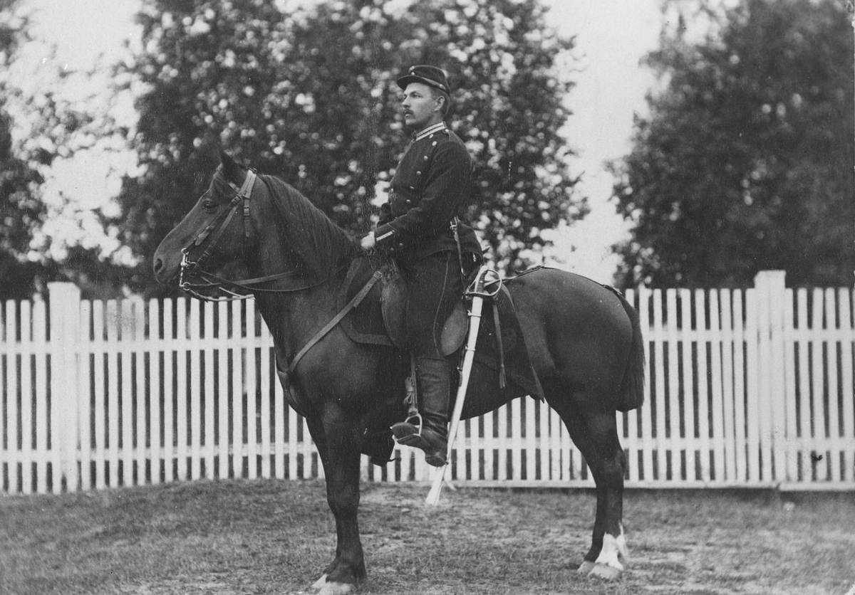 Kavalerist Bøhn på hest.