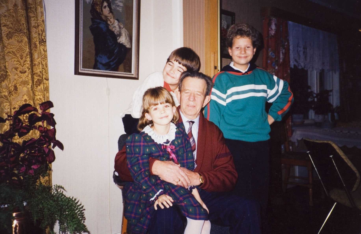 Bestefar på Torp med barnebarn 1991