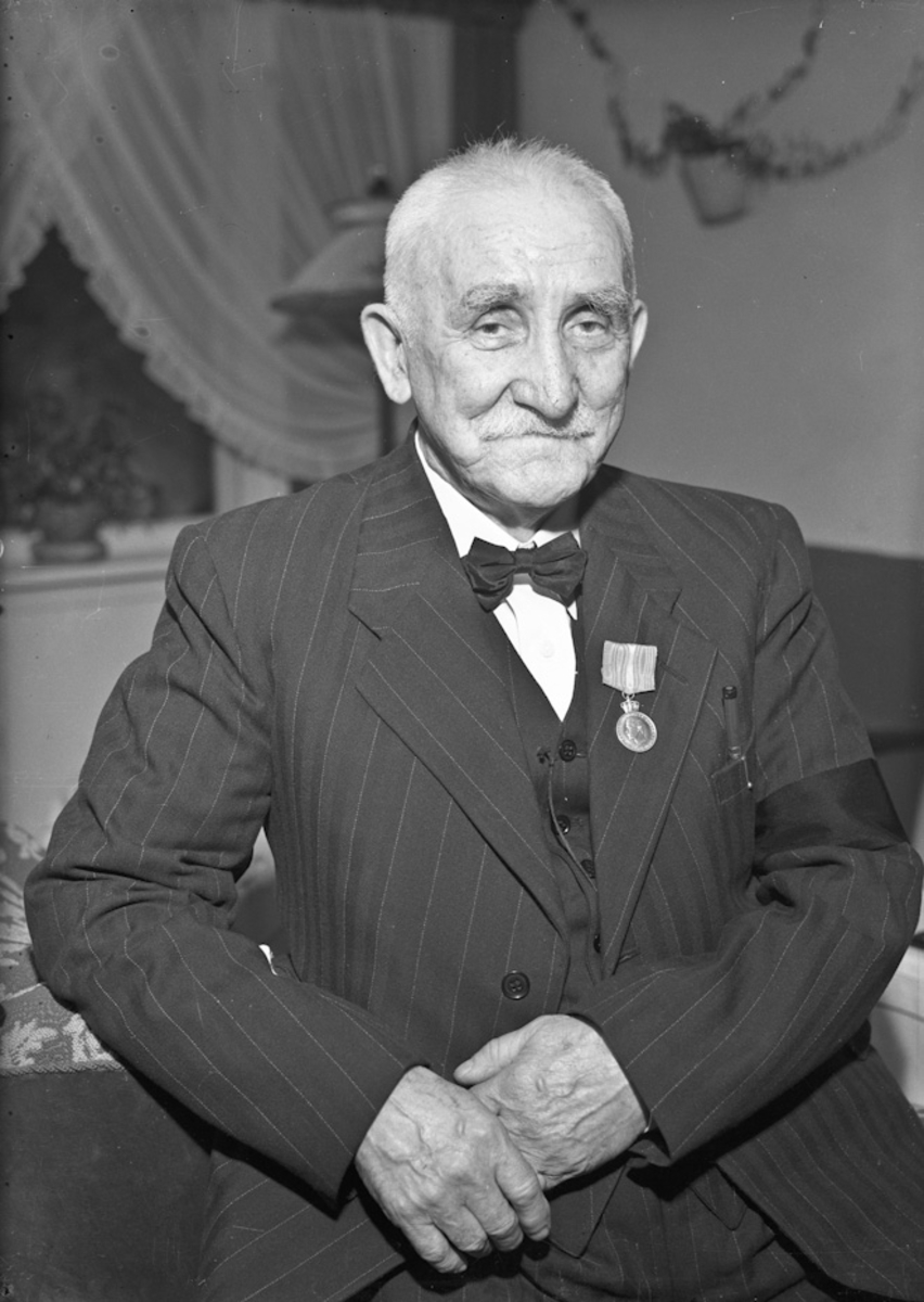 Elektriker Anton Nilsen. Kong Haakon har 26. januar 1953 tildelt han Fortjenestmedaljen i sølv.