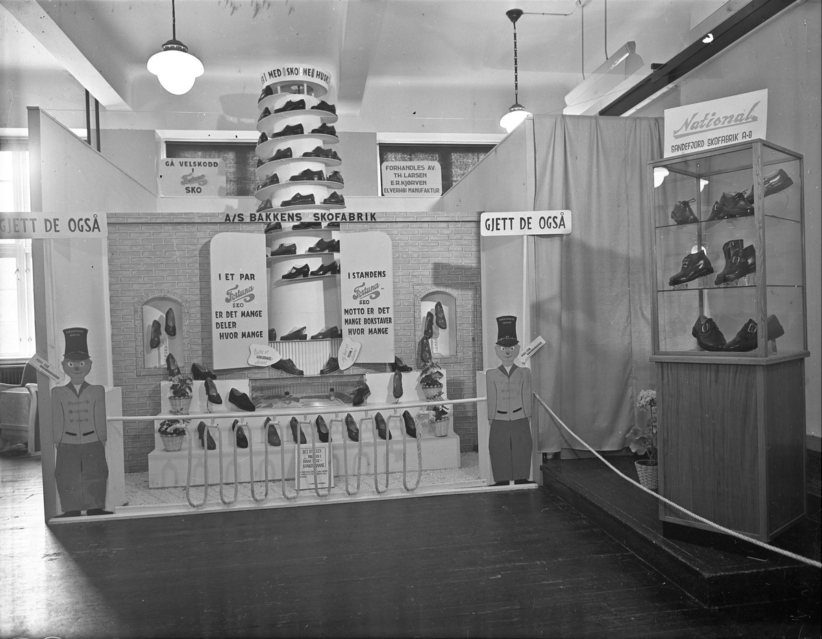 Fra Eidsvoll Bygdeutstilling i 1955, 
Stand for National - Sandefjord skofabrikk, Bakkens skofabrikk, Fortuna sko.