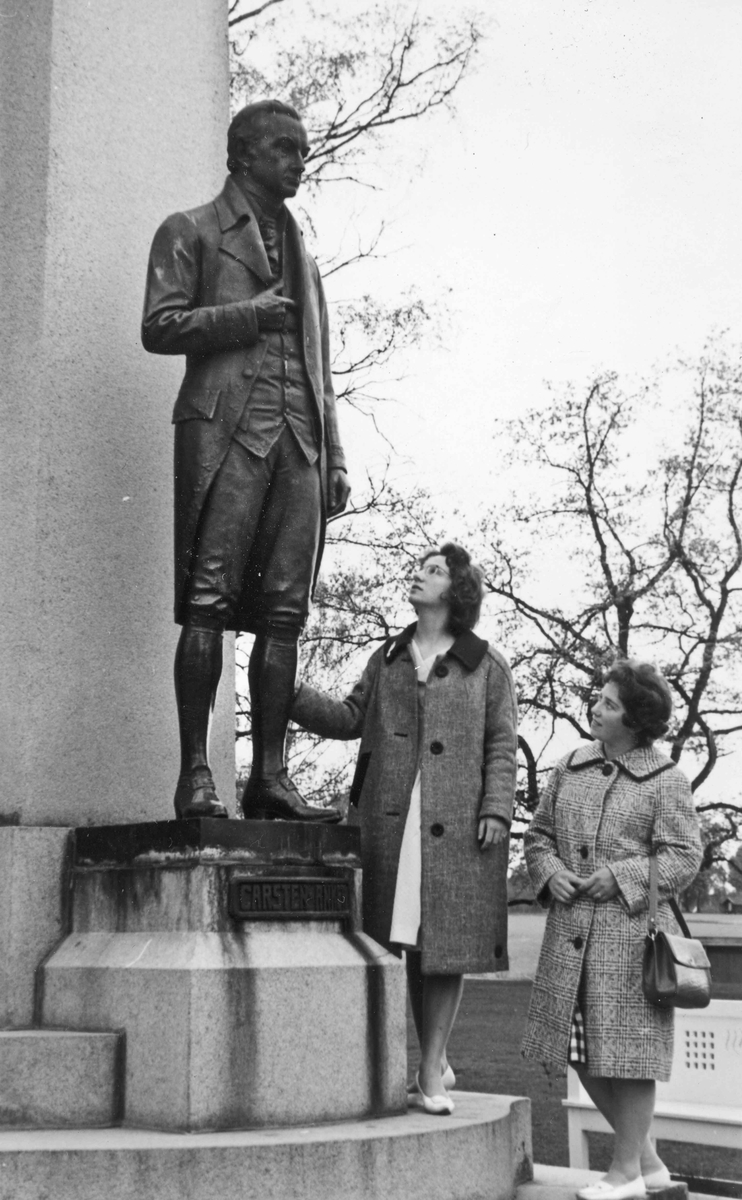 2 kvinner ved statuen av Carsten Anker.