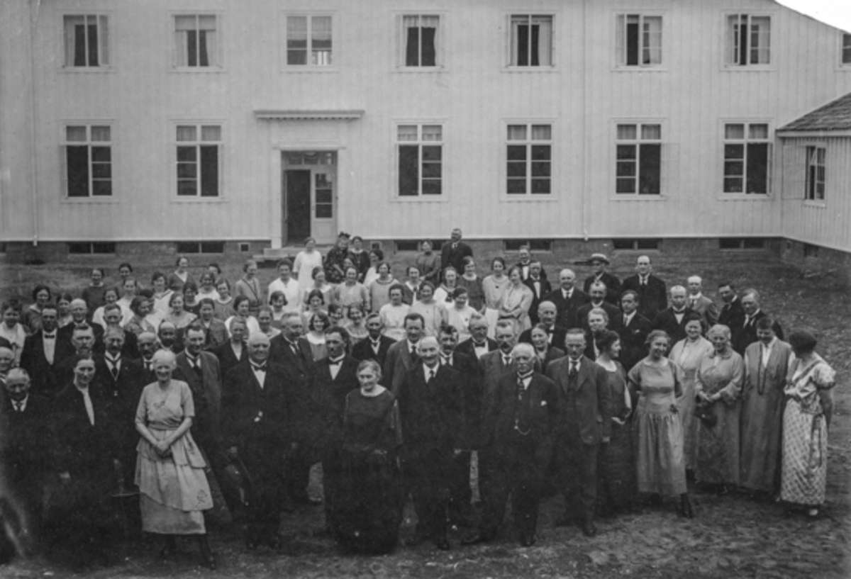 Gruppe fra Akershus Fylkes Husmorskole, Eidsvoll. Bestyrer Helene Hval foran til venstre.