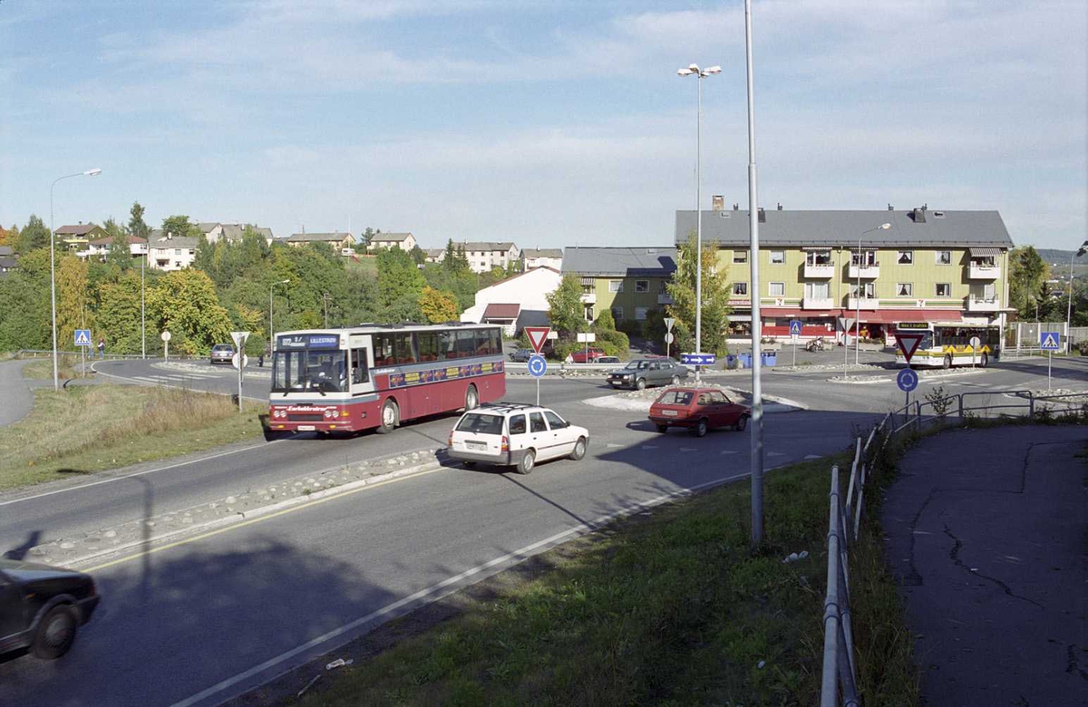Sagdalen, kryss nederst i Strømsveien, mellom Sjetten og Lillestrøm. Rundkjøring, buss sentralt i bildet.