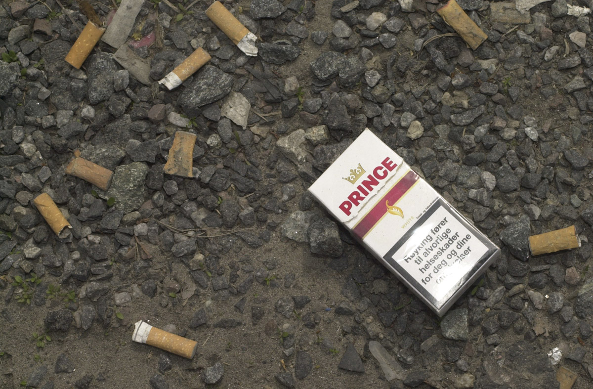 Sneiper og sigarettpakke langs veien Strømsveien Strømmen