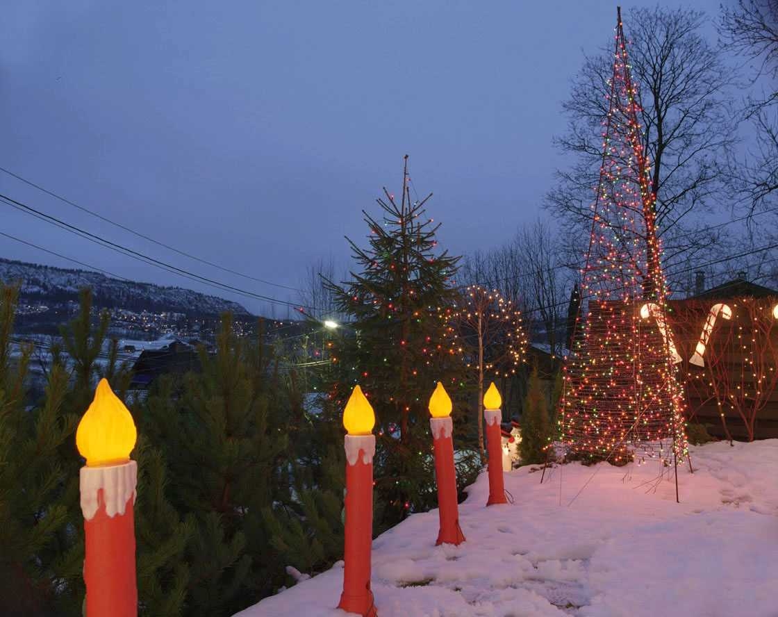 Julebelysning

Fantastisk julebelysning på enebolig. Lysende  stearinlys, sukkertøy og flerfarget pyramide i hage.