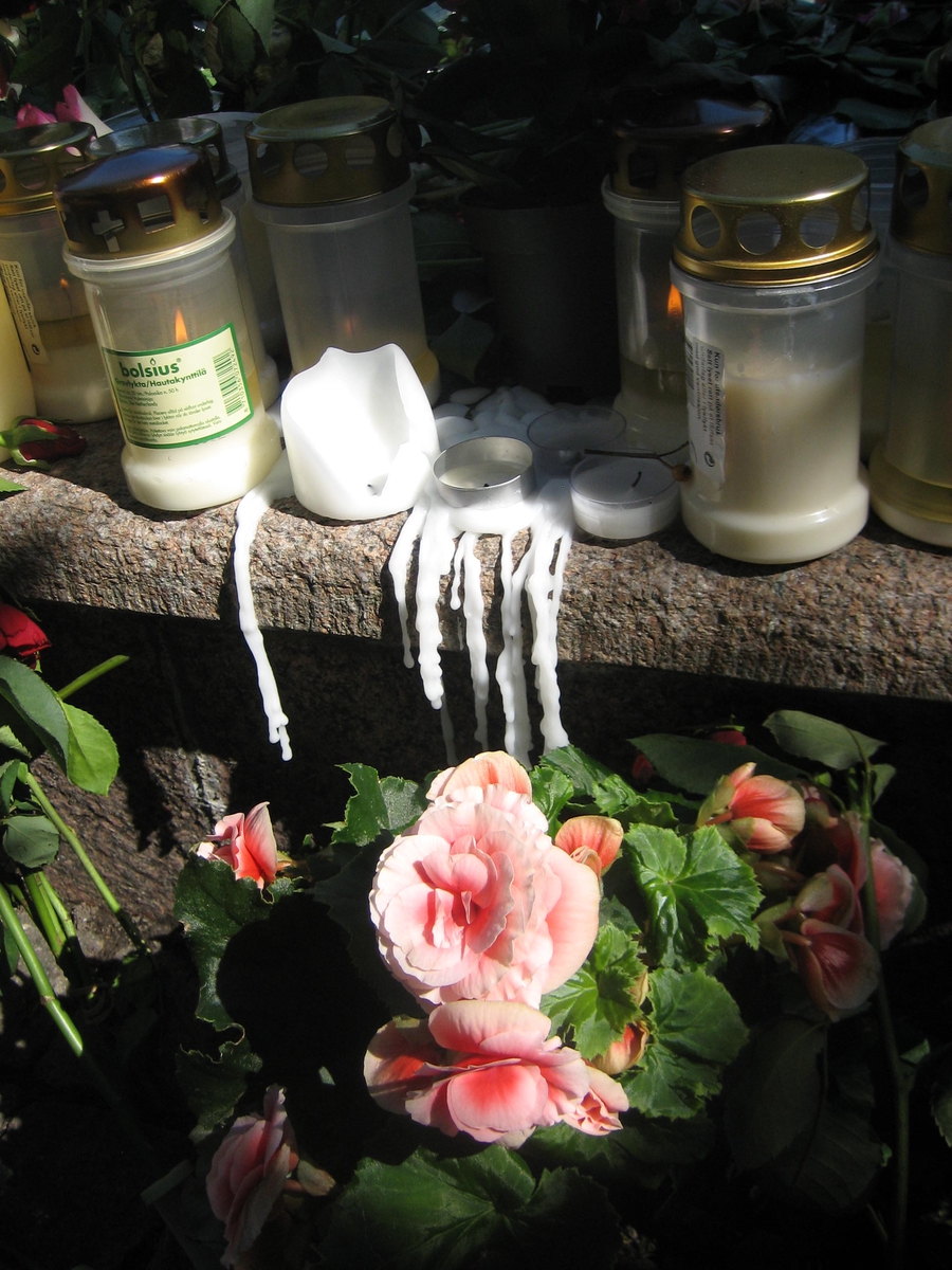 Minner etter terrorhandlingen den 22. juli 2011. Blomster og lykter ved Havgutten på Lillestrøm torg.