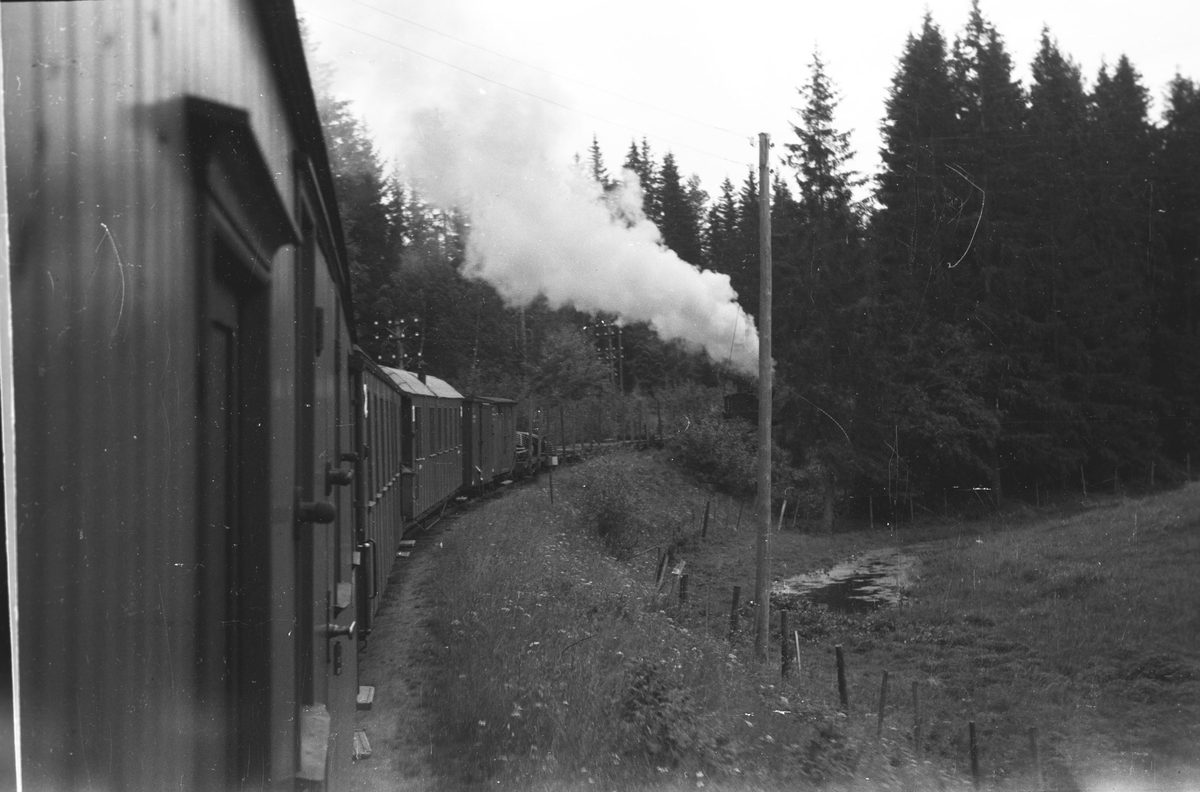 Tog 2051 retning Skulerud på vei opp Sætrabakken. Km skilt midt i bildet; 3 km fra Sørumsand.