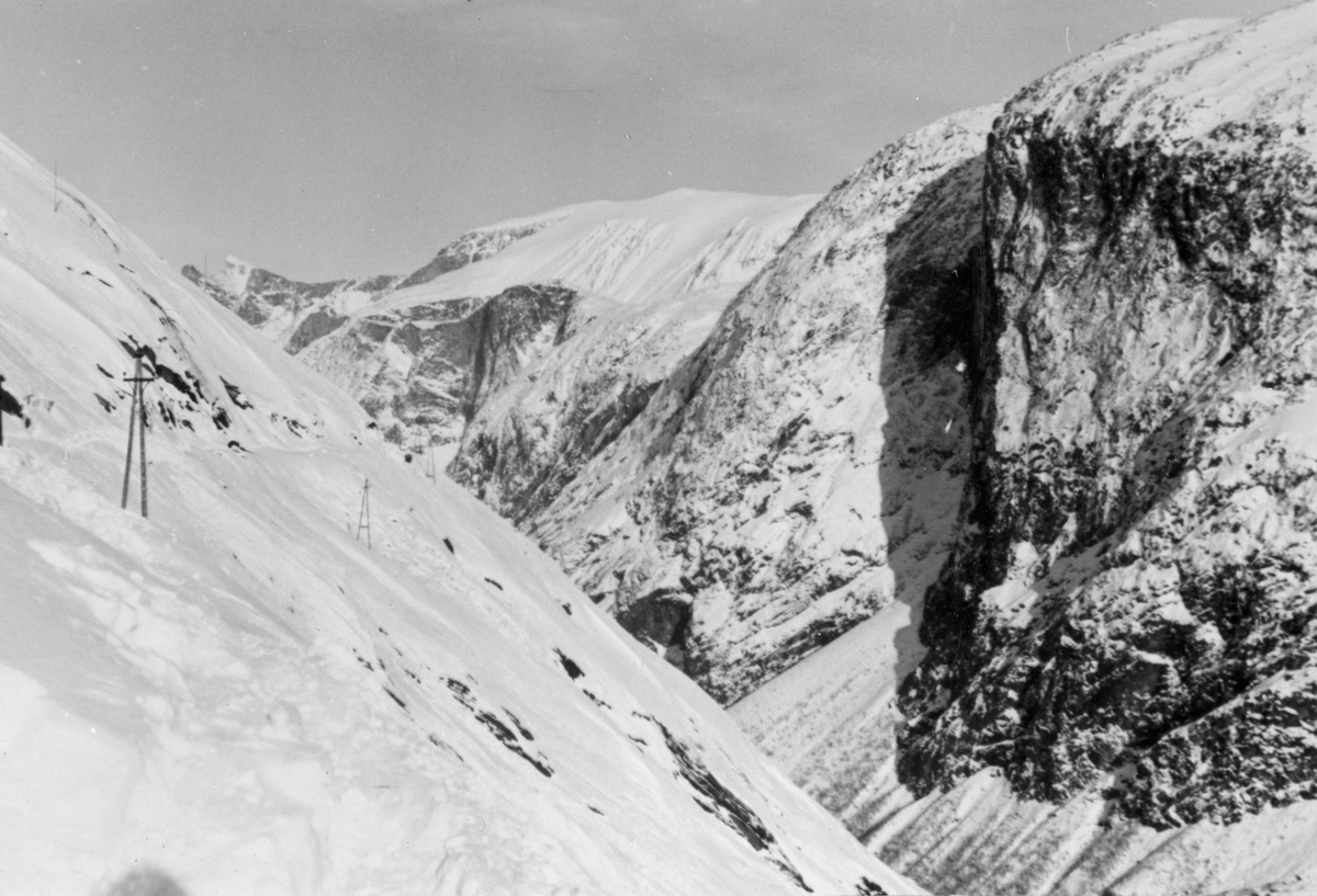 9000 m3 med snø må skuffes vekk for hånd for å kunne gjøre Aurabanen farbar for sommersesongen. Det var umulig å holde fjellstrekningen åpen vinterstid, og den ble derfor gjerne stengt i oktober.