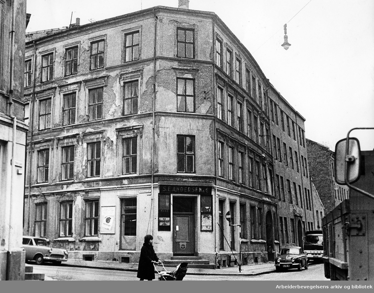 Kondemnable bolighus på hjørnet av Bernt Ankers gate og Mariboes gate 10 og 12,.1967