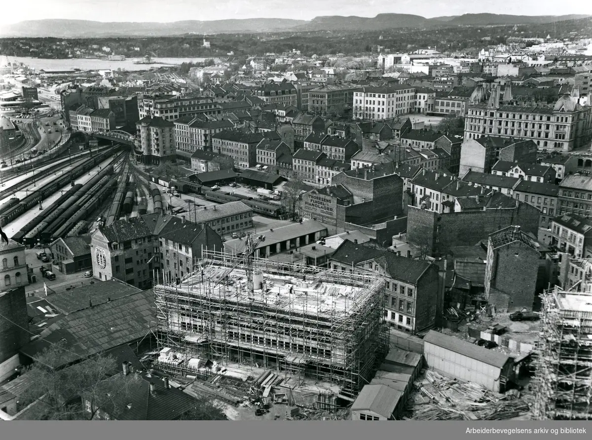 Vika med Munkedamsveien, Victoria Terrasse og Ruseløkka skole. I forgrunnen oppføres Thiisbygningen,.1961