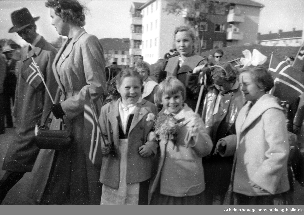 Barn i 17. mai-tog 1956