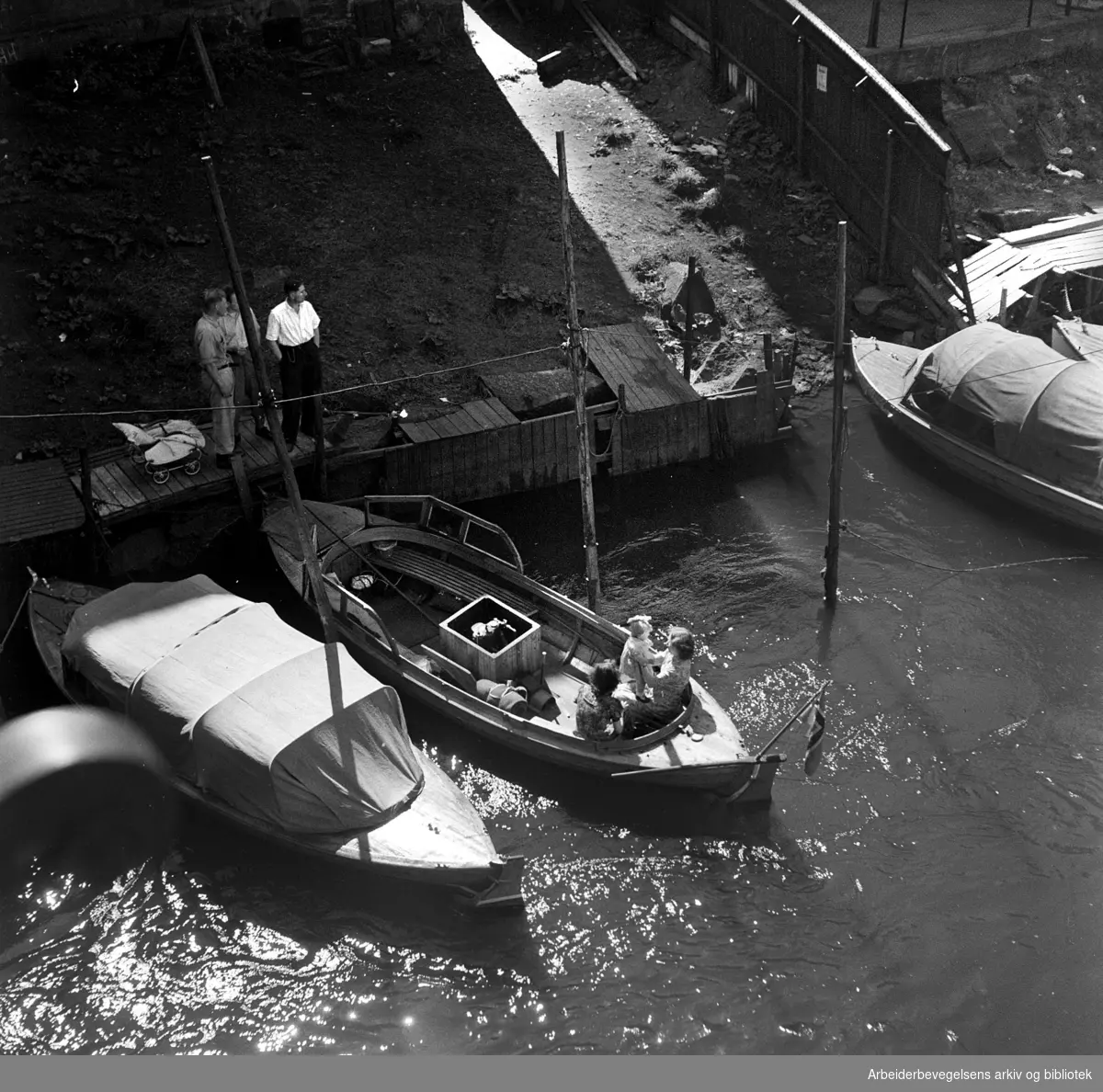 Småbåter på Akerselva,.mai 1951