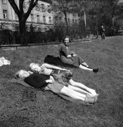 I sola ved Akerselva,.mai 1954