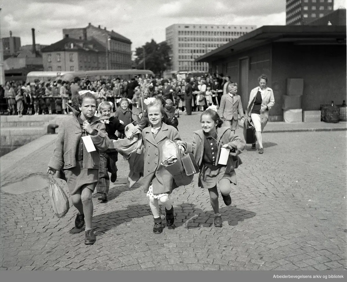Barn på Rådhusbrygga på vei til feriekoloni ved Åsgårdstrand,.juni 1950
