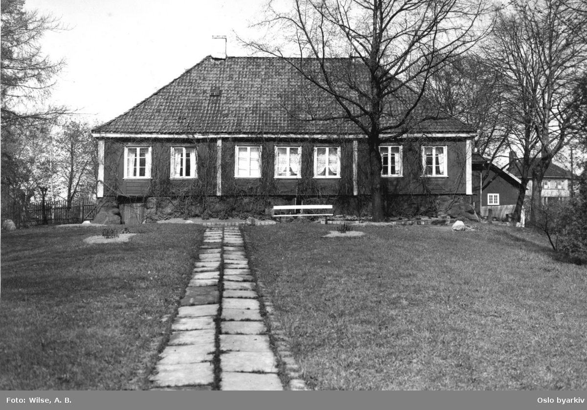 Lille Frøen gård, Aker, våningshus, fasade sett fra hagen