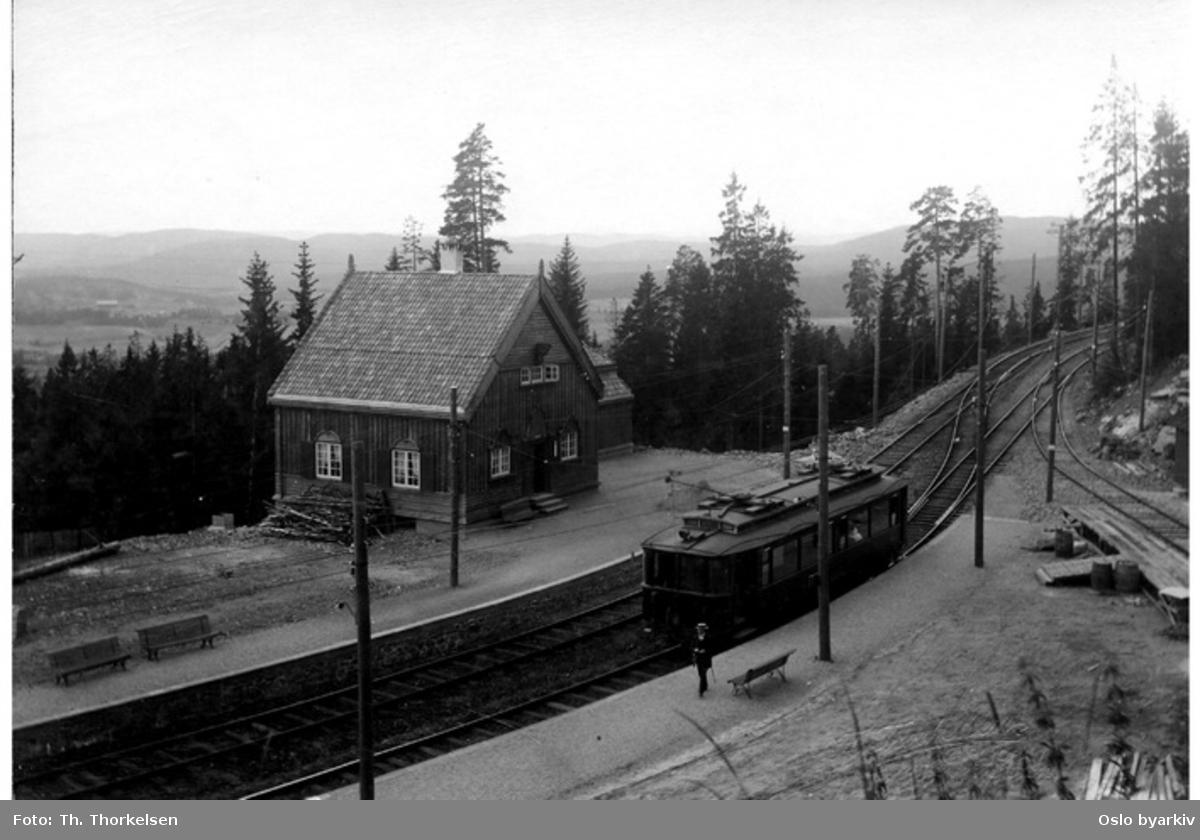 Holmenkollen sanatorium stasjon på Tryvannsbanene. Der Holmenkollen stasjon ligger i dag. Holmenkollbanen.