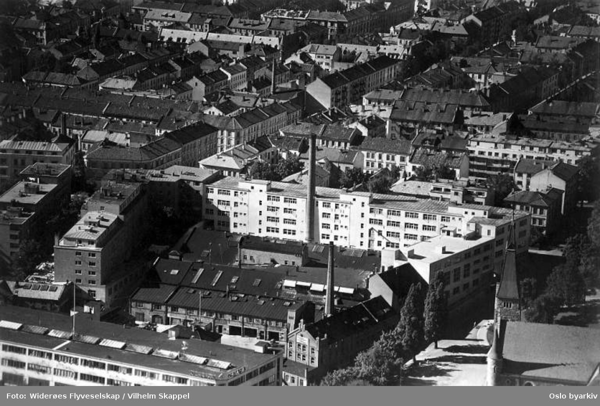 Kristiania Brødfabrikk A/S i Pilestredet mot Norabakken og Fagerborg kirke. Bygårder. (Flyfoto)
