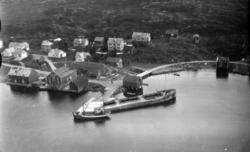 Femst fiskebåten "Solem" som ligg ved kai, attmed kaia ligg 