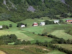 Helt nede til høyre på nedsiden av hovedveien skimtes litt a