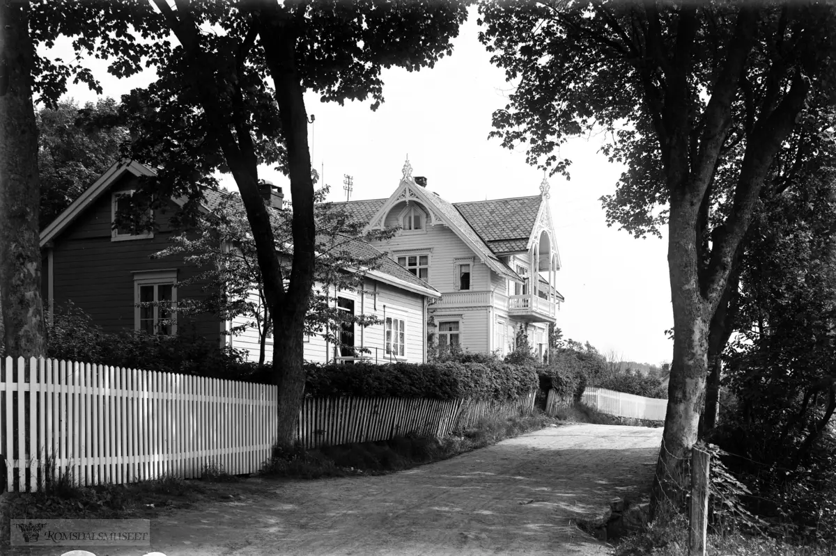"Bestemors hus i Molde".Laura og Erik Birkeland sitt hus nr 220 i Molde (Parkveien 17), huset bakerst er hus nr 259