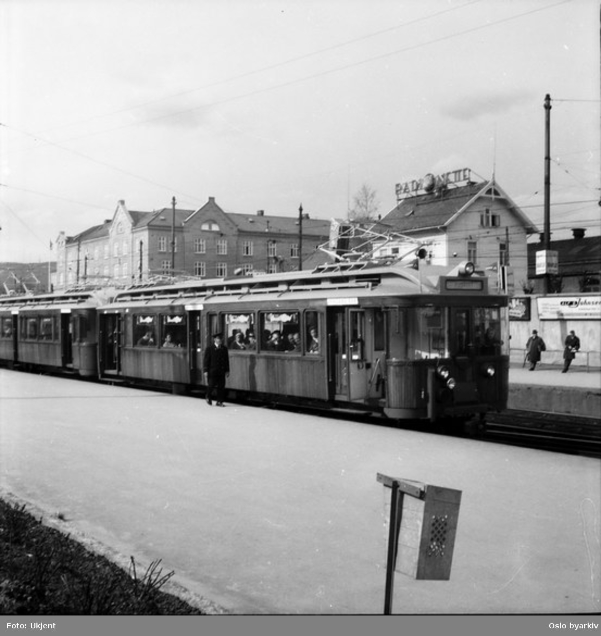 Holmenkollbanen 38 og 40 ved Majorstuen stasjon.