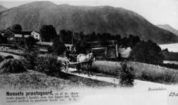 Nesset Prestegard. Vi legg merke til at den gamle løa står. 