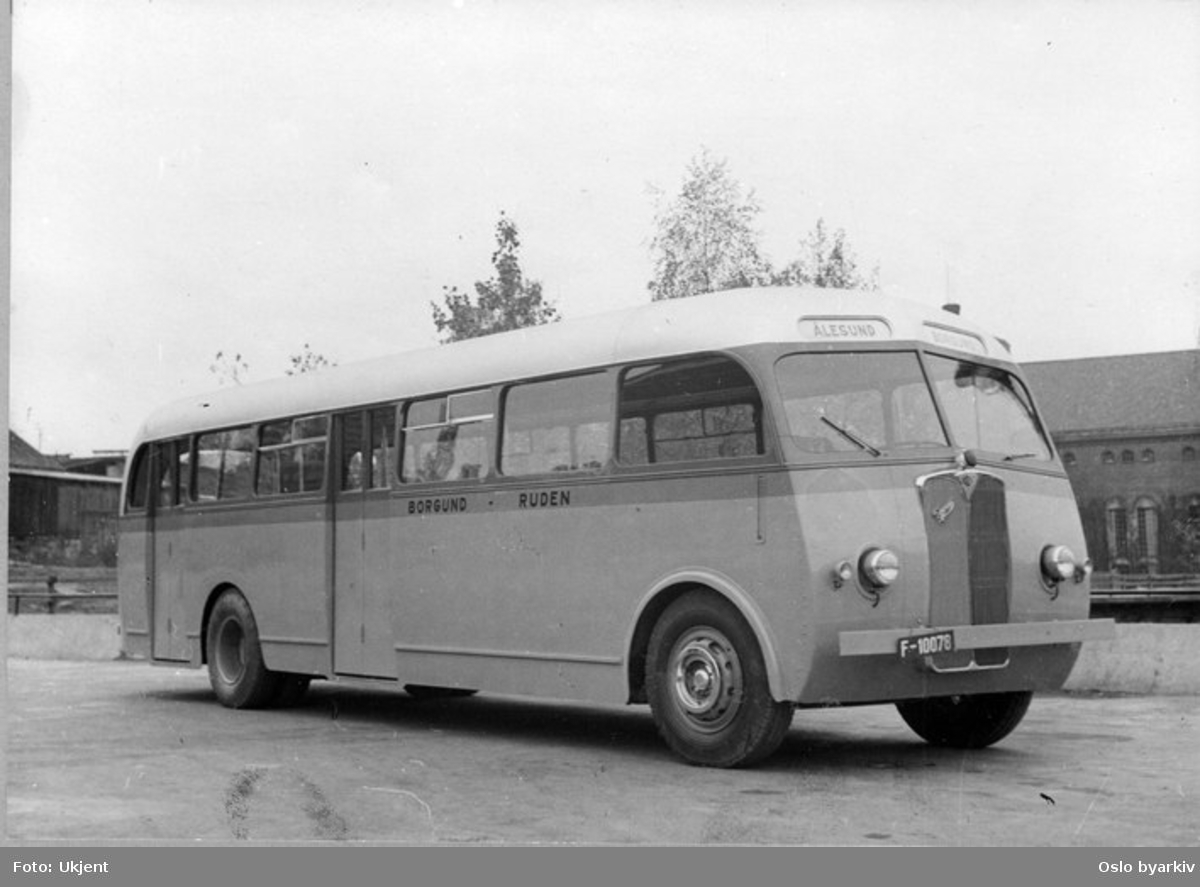 Foto av en eldre turbinbuss fra 1940- tallet. Gikk mellom Borgund og Ålesund. Sannsynligvis leveransefoto fra Høka i Hønefoss (karosserifabrikken). Prøveskilter.Kommentar fra bruker: AEC Regal Master mk 3. T-1000 Registrert 15.12.1948 på Landes Rutebiler. Nytt karosseri i 1961 bygget på Høka, Hønefoss Karosserifabrikk. Avskiltet 6.5.1974.